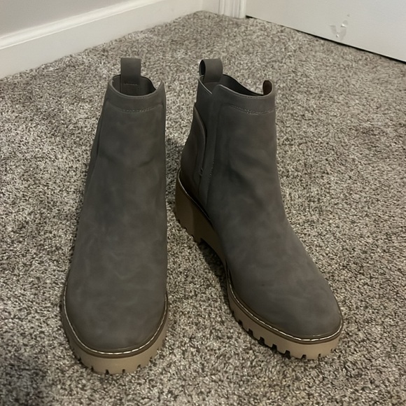 Dolce Vita gray lug sole boots - Picture 2 of 5